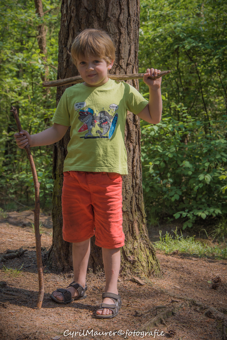 mijn zoon in het bos