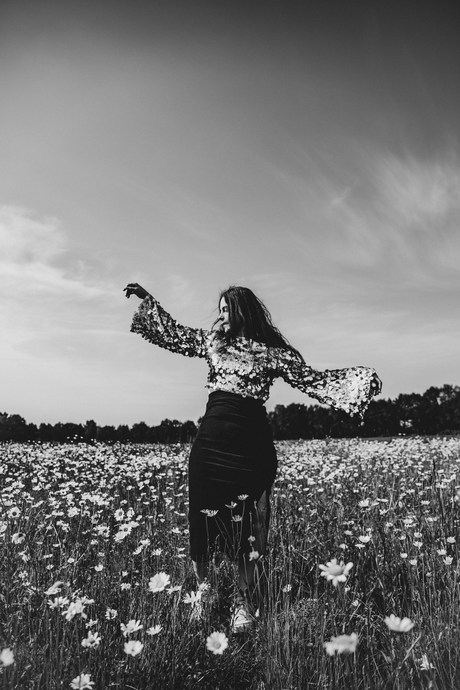 vrouw in bloemenveld