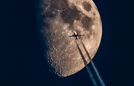 Maan en vliegtuig