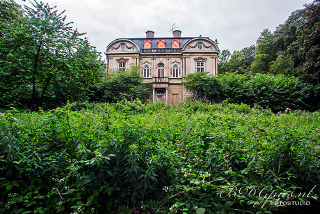 Oud verlaten landhuis