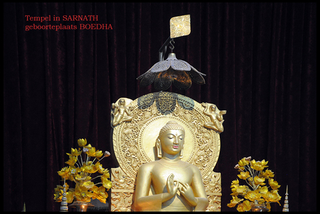 gouden Boedha beeld in tempel op geboorteplaats Boedha India 1503031090mw