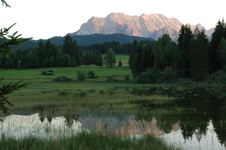 berg met weerspiegeling in water