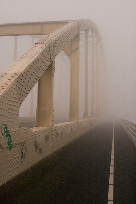 Brug in mist