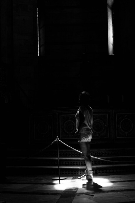 Lichtstraal in een kerk