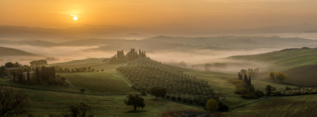Mistige zonsopgang in Toscane