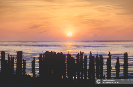 Even stilstaan aan 't Wad bij zonsondergang