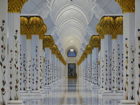 Zuilengalerij in de Sjeik Zayed moskee in Abu Dhabi