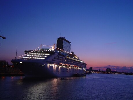 Cruiseschip doet een dagje Amsterdam