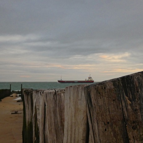 Stormpalen met schip