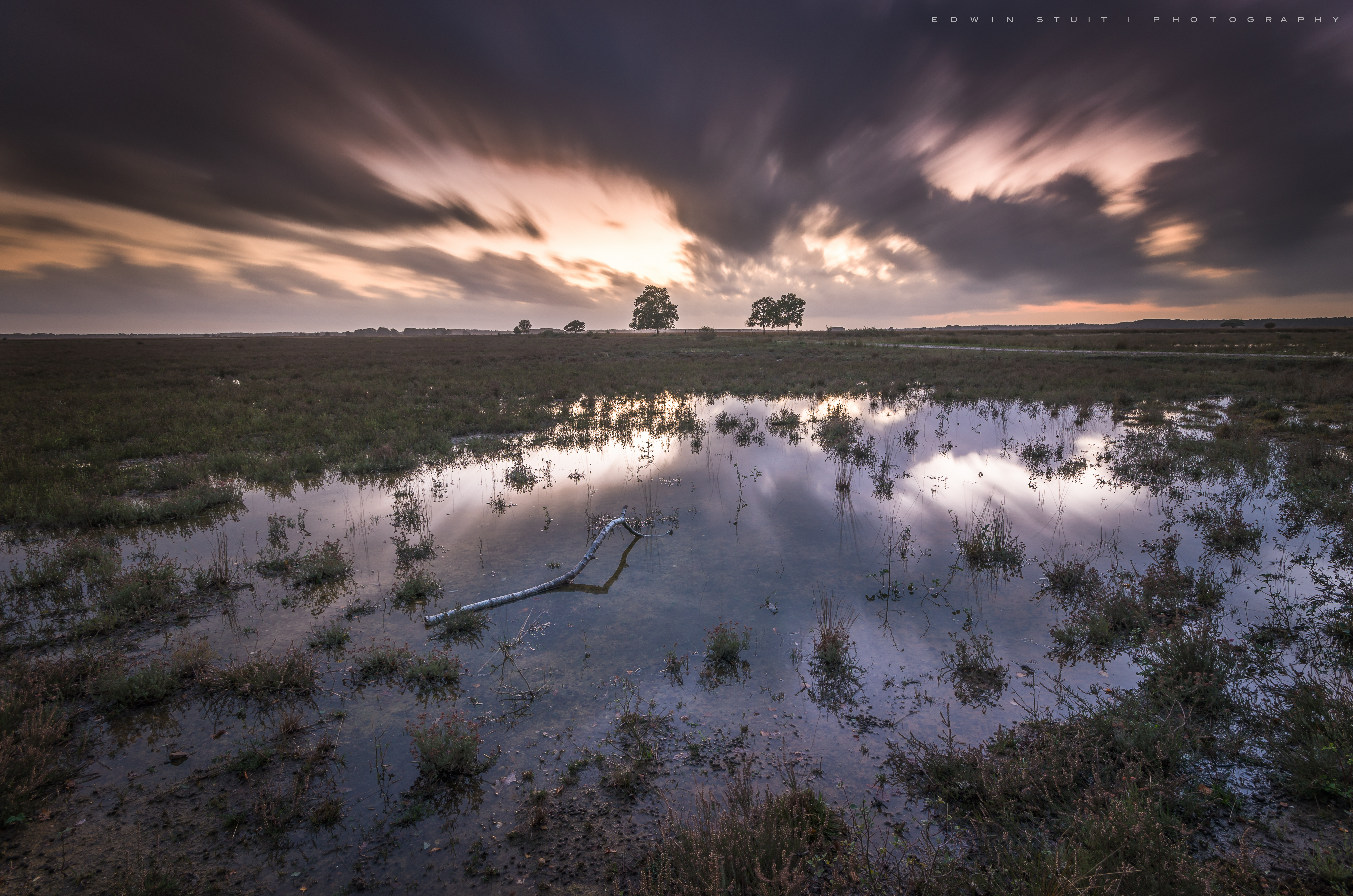 Light to the trees - Donkere wolkenpartijen boven het Dwingelderveld waarbij ik gebruik heb gemaakt van een 0.9 ND filter icm een 0.6 hard grade ND filter - foto door Edwin64 op 25-11-2021 - locatie: Benderse 22, 7963 RA Ruinen, Nederland - deze foto bevat: dwingelderveld, wolken, wolkenpartij, drenthe, lange sluitertijd, nederland, ruinen, pentax, pentax k-5 ii s, sigma or tamron lens, iso 80, diafragma ƒ/11, sluitertijd 42s, brandpuntafstand 11mm, wolk, water, lucht, atmosfeer, plant, natuurlijk landschap, schemering, zonlicht, waterlichaam, atmosferisch fenomeen