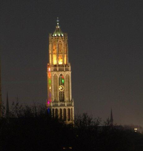 Dom bij nacht met laserstralen