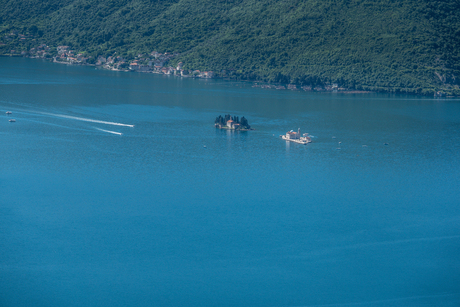 Zomer bij de baai van Kotor. 