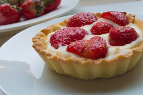 Aardbeien tartelettes met banketbakkersroom