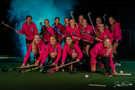 Fotoshoot hockeymeiden met rook en gekleurde lichten 