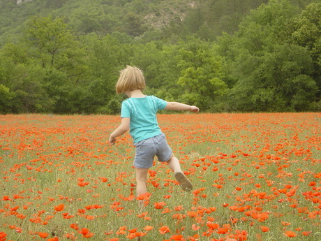 Yana in klaprozenveld