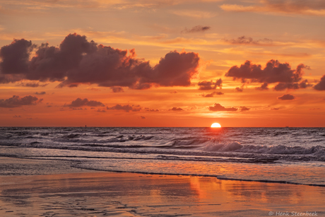 Zon zakt in de zee