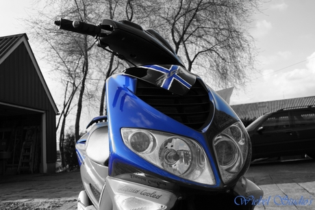 Zwart, wit, blauw.....de scooter