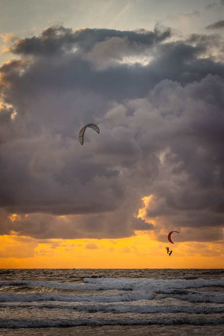 Kitesurfen bij paal 17 Texel