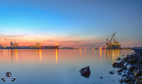 Rotterdam Europoort in het blauwe uurtje