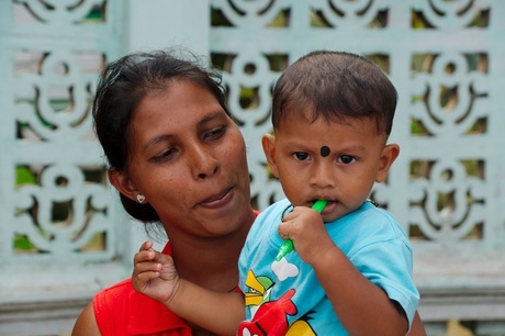 Moeder met kind (Sri Lanka)