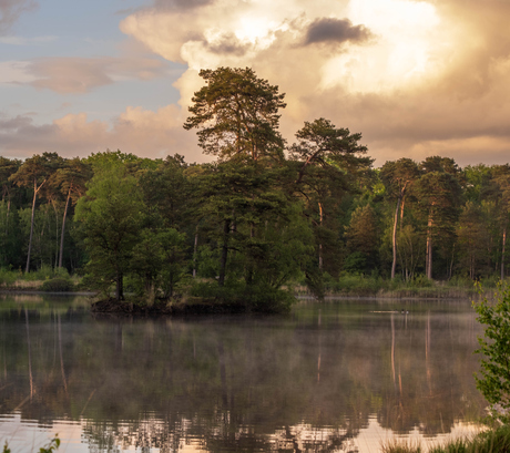 Gouden uur met dramatische wolkenpartij