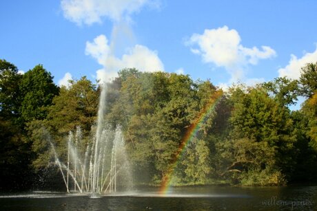 fontein met regenboog