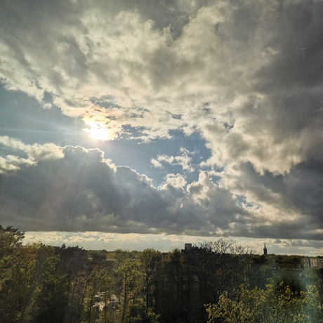 zon door de wolken