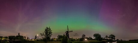 Noorderlicht boven het dorp