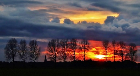 Fraaie wolkenpartij bij zonsondergang