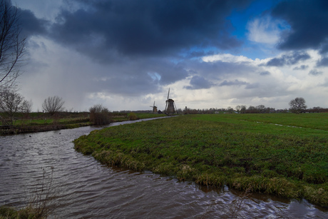 Kinderdijk tussen hagelbuien door