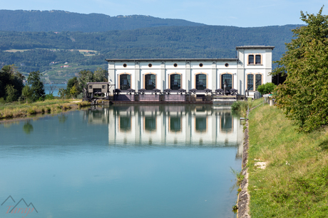 De waterkrachtcentrale Hagneck Bielersee Zwitserland