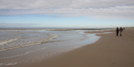 op het strand