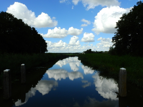 De weerspiegelende wolken