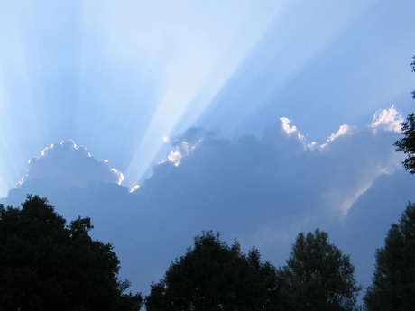 Achter de wolken schijnt de zon