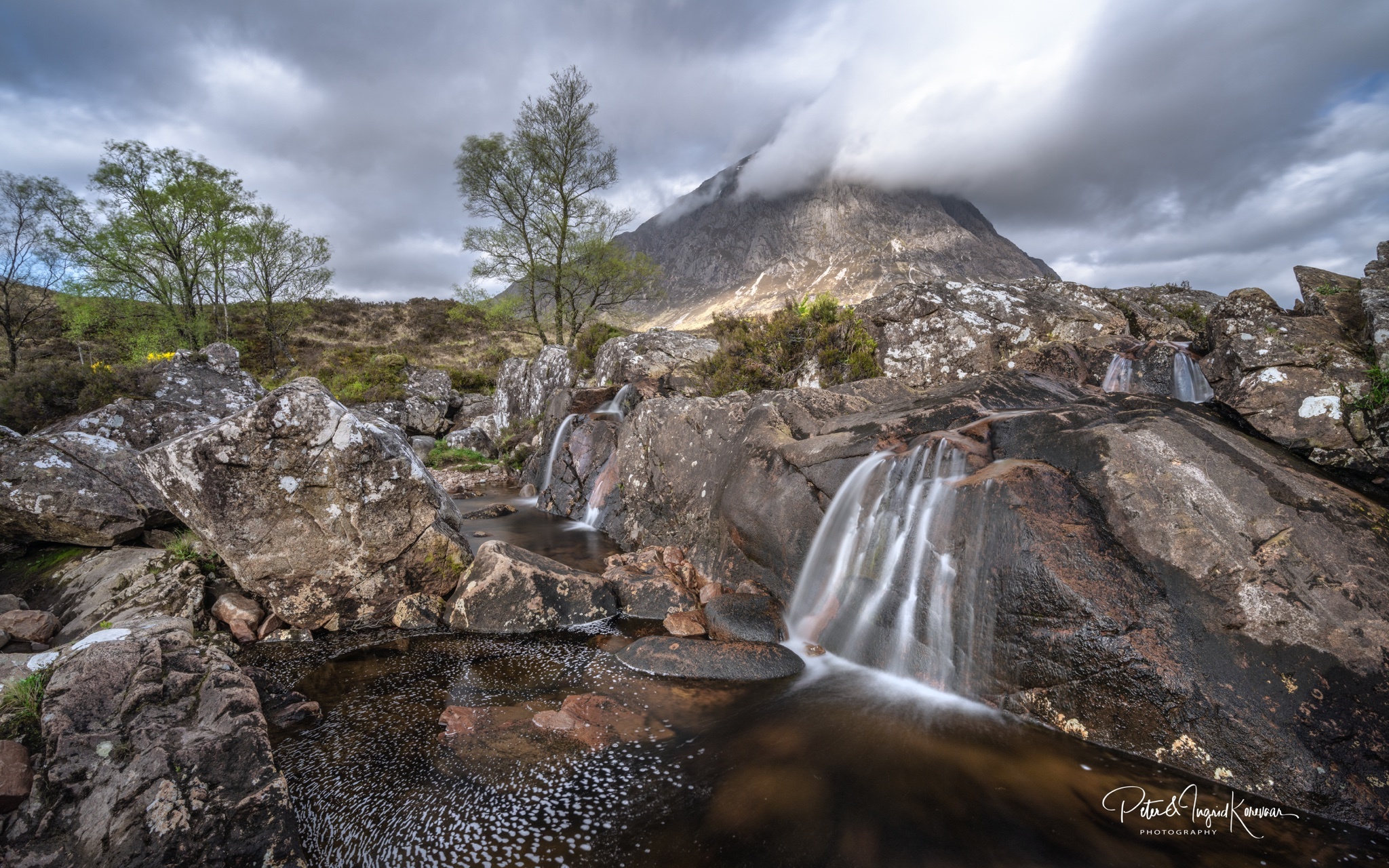 Al eeuwen, dag in, dag uit.... - Gemaakt in de Glencoe regio in Schotland - foto door supercanon op 08-05-2022 - locatie: Glencoe, Ballachulish PH49, Verenigd Koninkrijk - deze foto bevat: schotland, waterval, glencoe, long exposure, natuur, water, rivier, wolken, bergen, verenigd koninkrijk, glencoe, sony, ilce-7rm4, fe 16-35mm f2.8 gm, iso 100, diafragma ƒ/11, sluitertijd 3 1/5s, brandpuntafstand 17mm, wolk, lucht, water, watervoorraden, plant, berg, natuurlijk landschap, waterval, hoogland, boom