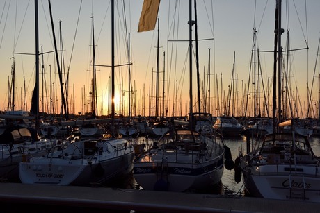 Zonsondergang in sportjacht haven