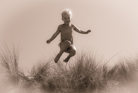 Sofie springt van de duinen