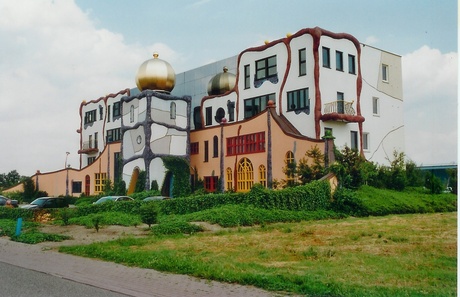 Kantoorgebouw in Hundertwasserstijl