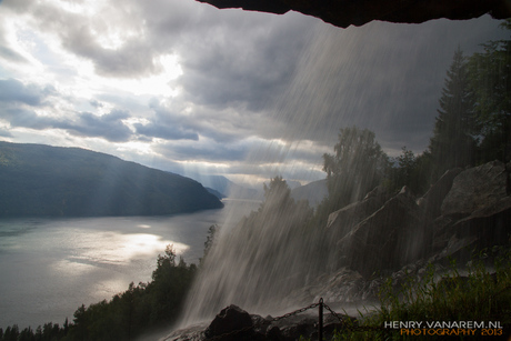 Achter de waterval