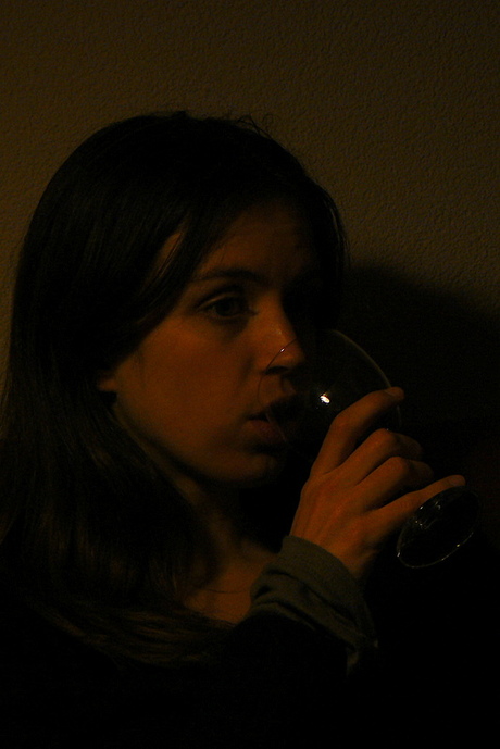 Wijndrinker bij kaarslicht