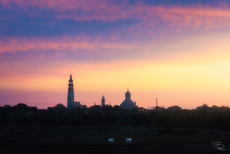 Skyline Middelburg onder kleurrijke lucht