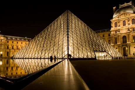 Piramide bij Louvre