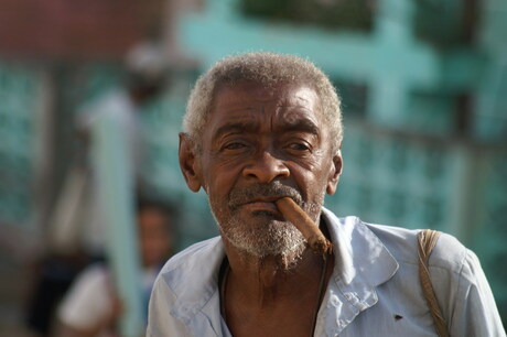 Rokende Cubaan