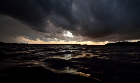 Onweersbuien boven het meer