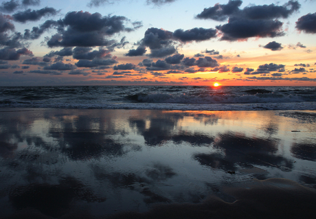 Spiegeling bij zonsondergang