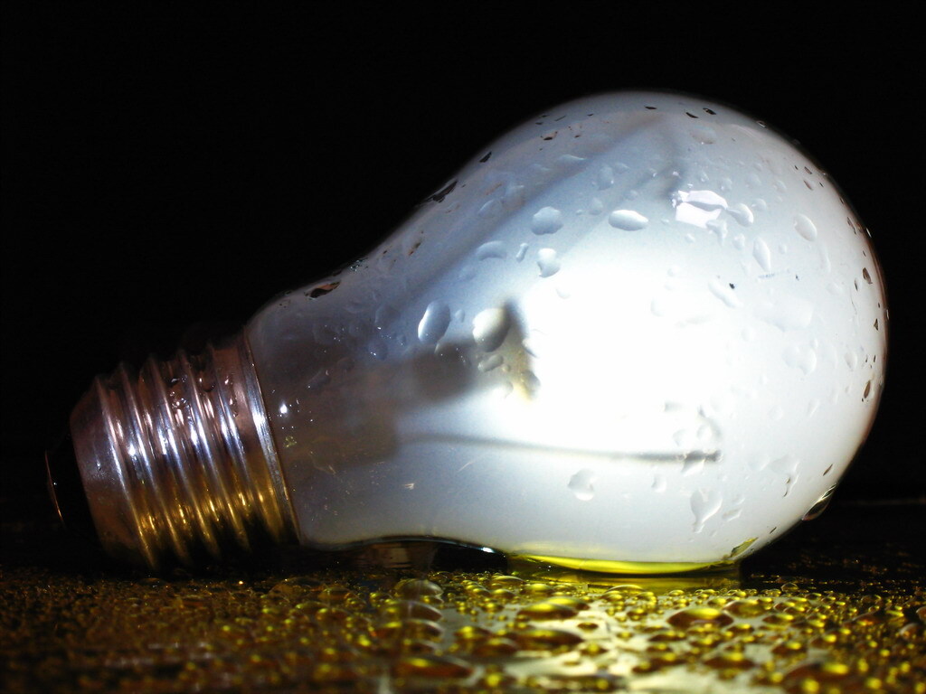 Wonderlamp - Wetenschappelijk bewezen:
Een lamp met een kapotte gloeidraad (goed kijken...) brand uitstekend op water! - foto door Superhuub op 29-05-2008 - deze foto bevat: lamp