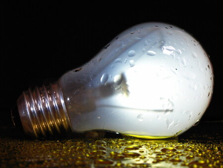 Wonderlamp - Wetenschappelijk bewezen:
Een lamp met een kapotte gloeidraad (goed kijken...) brand uitstekend op water! - foto door Superhuub op 29-05-2008 - deze foto bevat: lamp