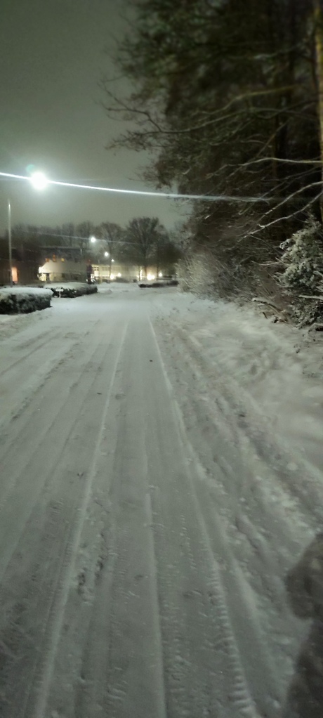 besneeuwde parkeerplaatsen
