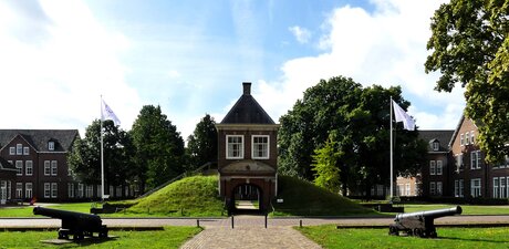 P1230450  Isabella Kazerne  Uitz vanaf de hoofd ingang op de PUIST  foto 19 sept 2023  