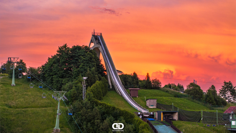 Epic sunset in Winterberg 🎿 bij de St. Georg Schanze (de icoon van Winterberg).